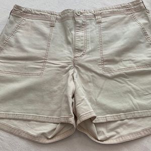 Gloria Vanderbilt size 16 shorts. Very light Pink